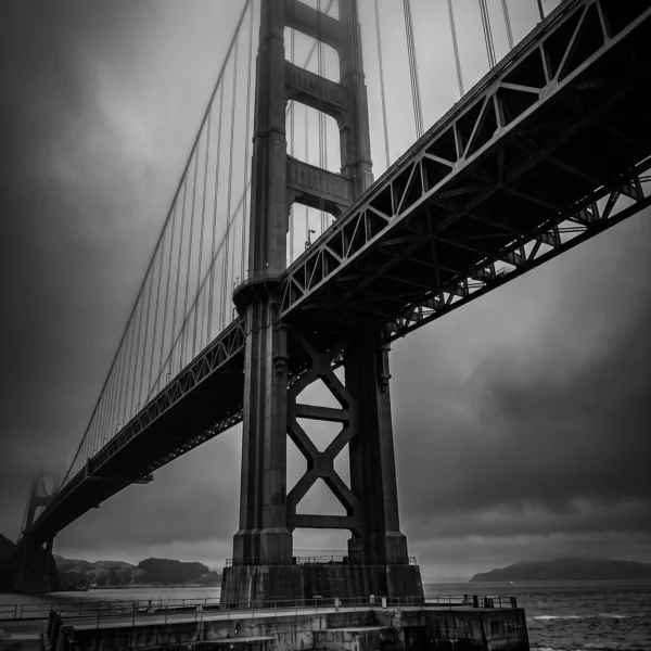 Golden Gate Brume — pont Golden Gate de San Francisco sous un ciel brumeux, atmosphère dramatique, noir et blanc, art mural premium