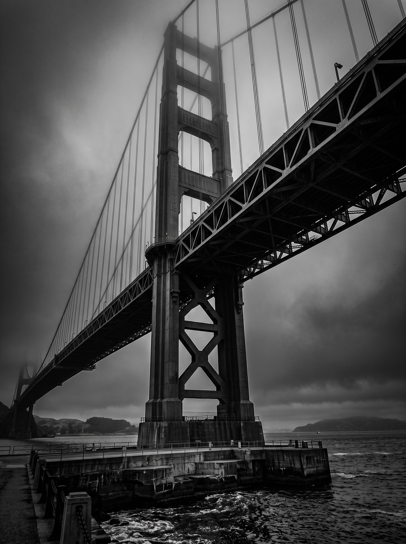 Golden Gate Brume — pont Golden Gate de San Francisco sous un ciel brumeux, atmosphère dramatique, noir et blanc, art mural premium