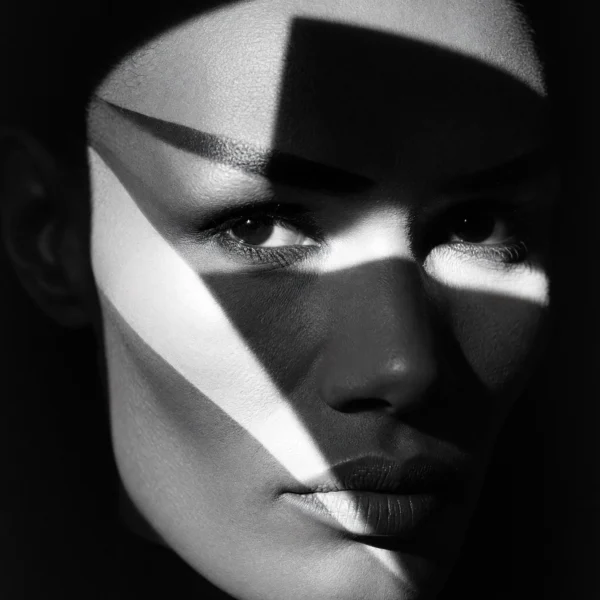 Grace Jones — Géométrie du Regard, portrait en triangles lumineux et ombres profondes, noir et blanc, art mural premium