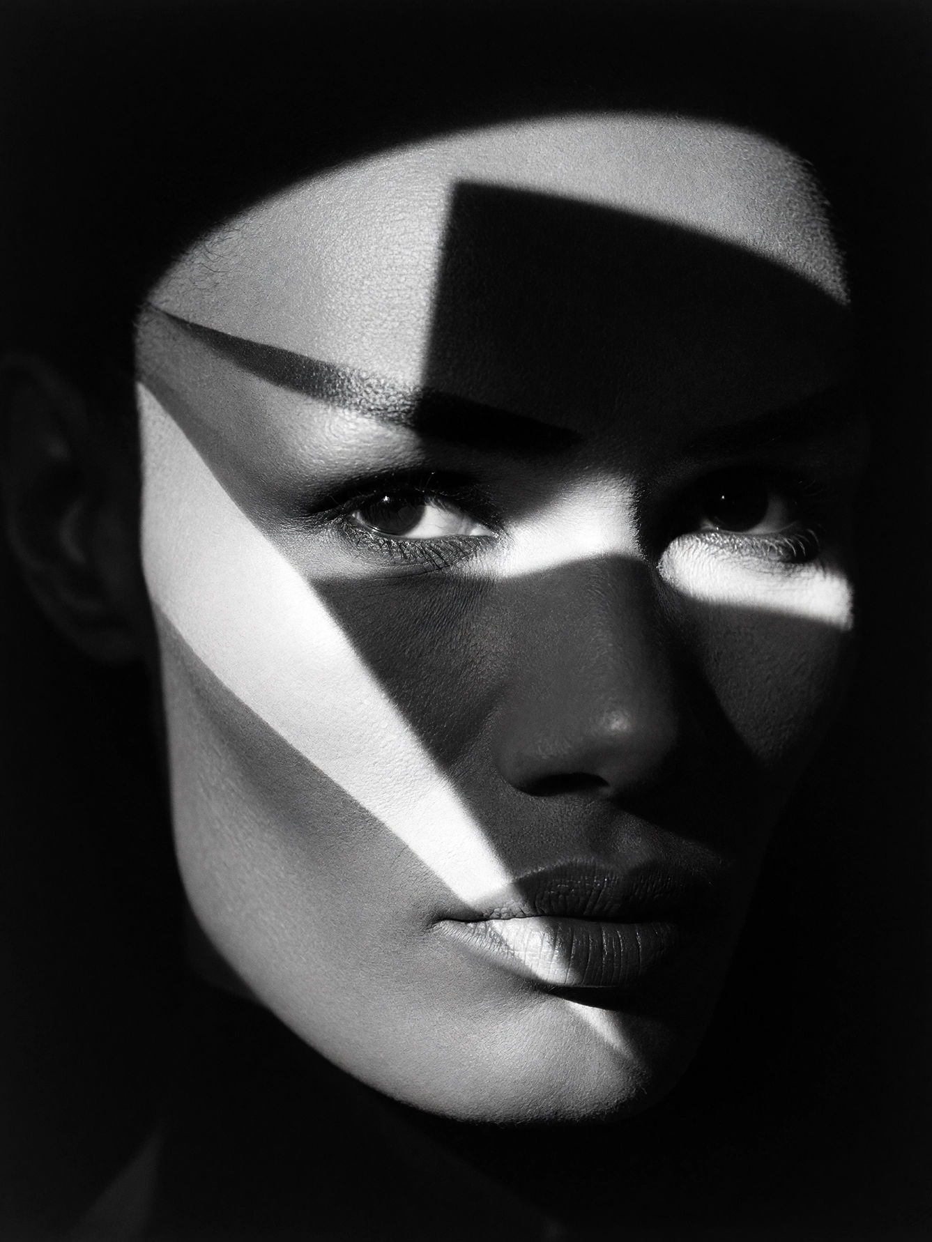Grace Jones — Géométrie du Regard, portrait en triangles lumineux et ombres profondes, noir et blanc, art mural premium