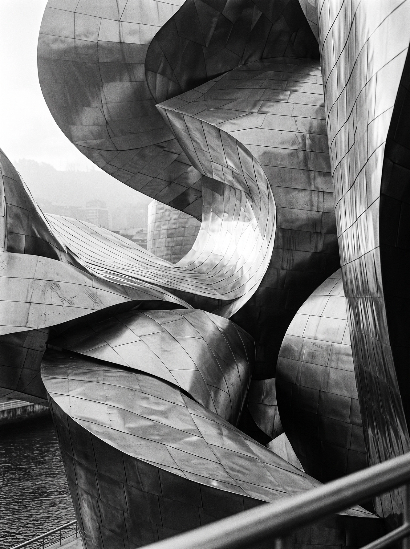 Guggenheim Bilbao Courbes — architecture ondulante en titane du musée Guggenheim, noir et blanc, art mural premium