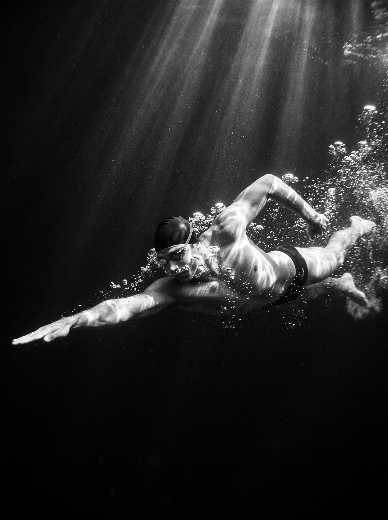 Immersion — nageur sous l'eau, corps tendu parmi les bulles, photographie noir et blanc, art mural premium