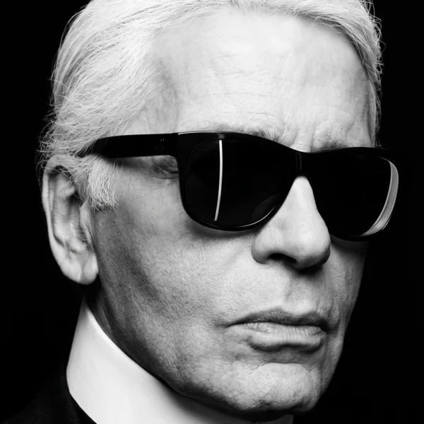 Karl Lagerfeld — Silhouette Absolue, portrait aux cheveux blancs, lunettes noires et col rigide, composition graphique noir et blanc, art mural premium