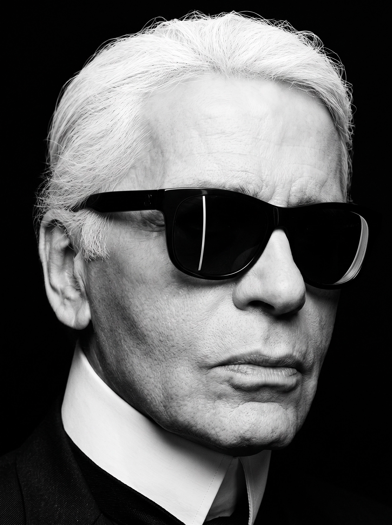 Karl Lagerfeld — Silhouette Absolue, portrait aux cheveux blancs, lunettes noires et col rigide, composition graphique noir et blanc, art mural premium