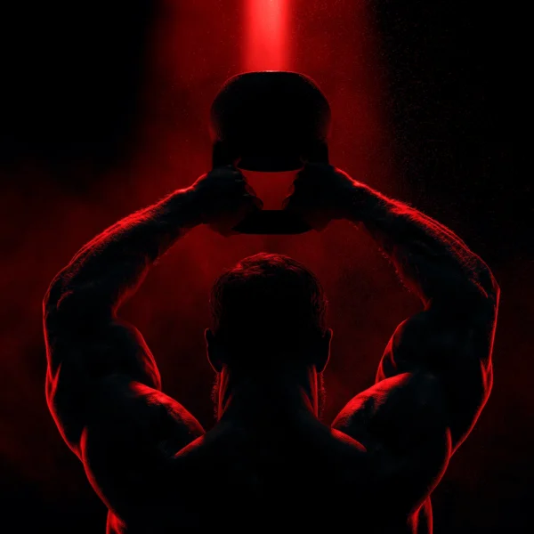 Kettlebell Swing — athlète vu de dos soulevant une kettlebell au-dessus de la tête, lumière rouge, art mural premium