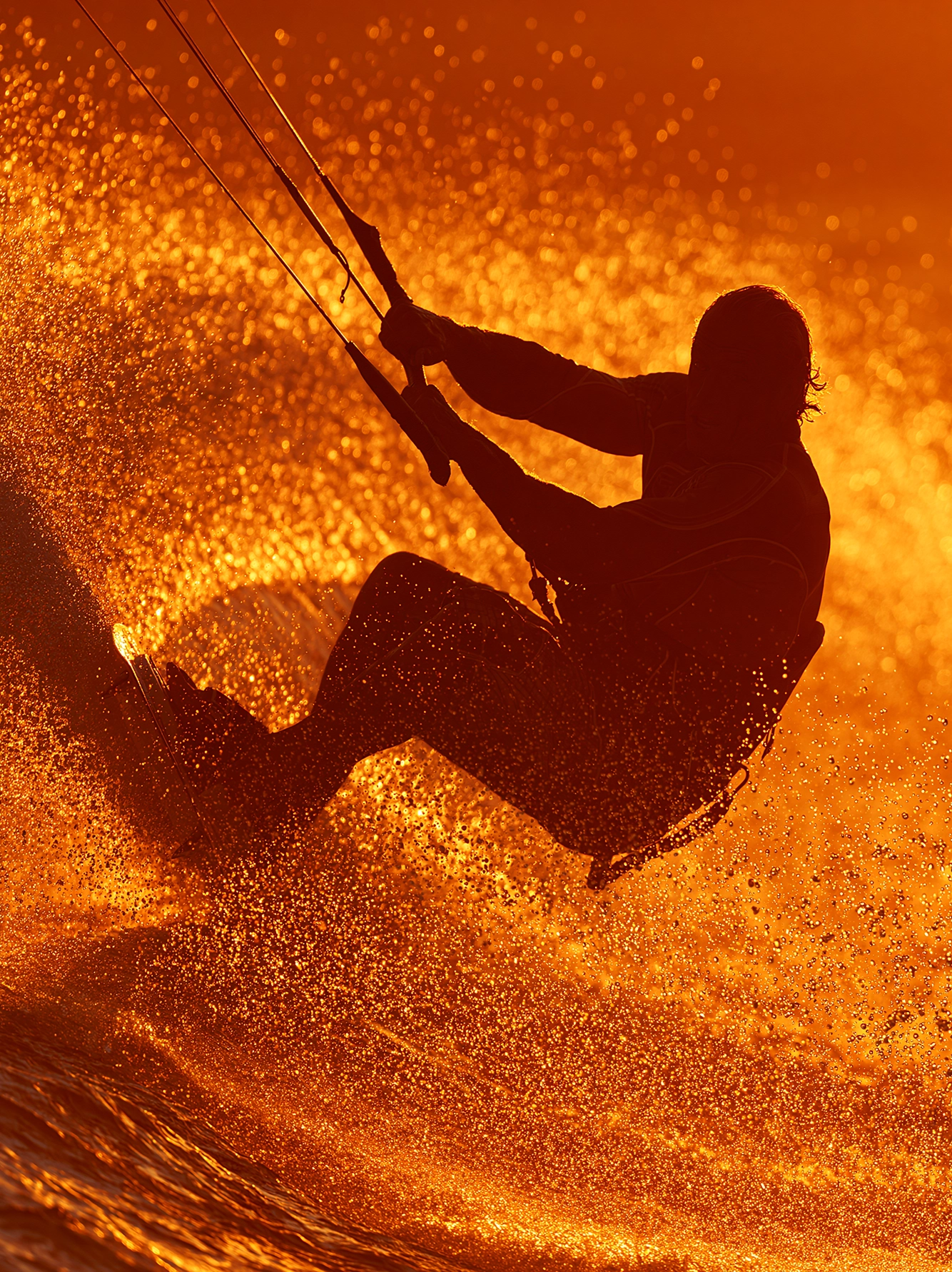 Kitesurf — silhouette de kitesurfeur jaillissant d'une explosion de gouttelettes d'eau dorées, art mural premium