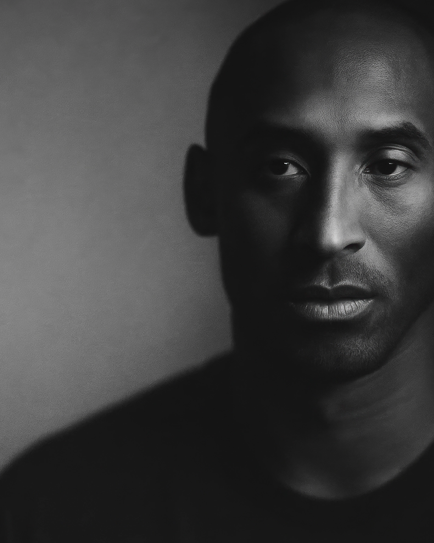Kobe Bryant Héritage — portrait noir et blanc, regard tourné sur le côté, icône du basketball, art mural premium