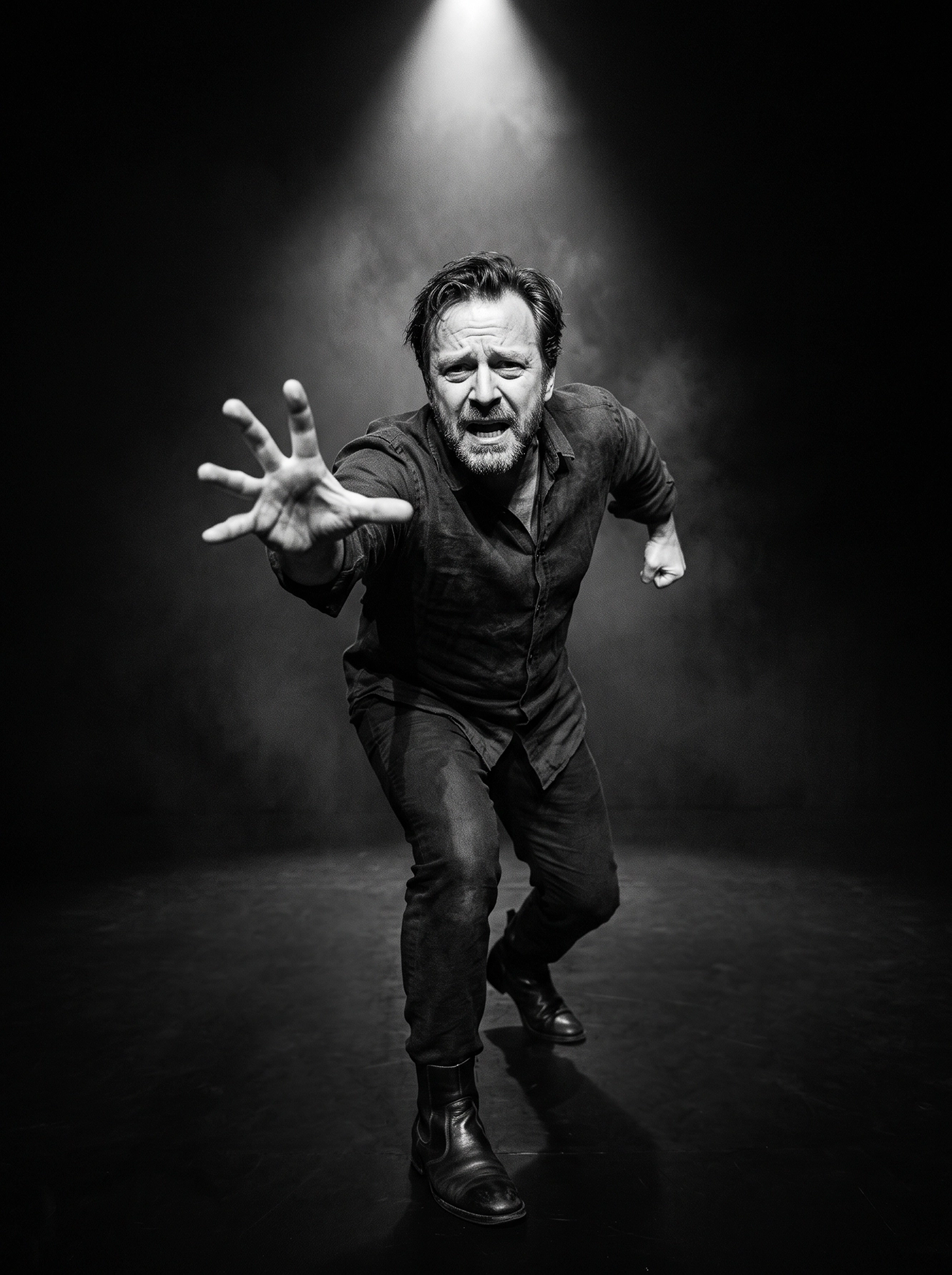 L'Appel — homme lancé vers l'avant, main tendue dans un clair-obscur, photographie noir et blanc, art mural premium