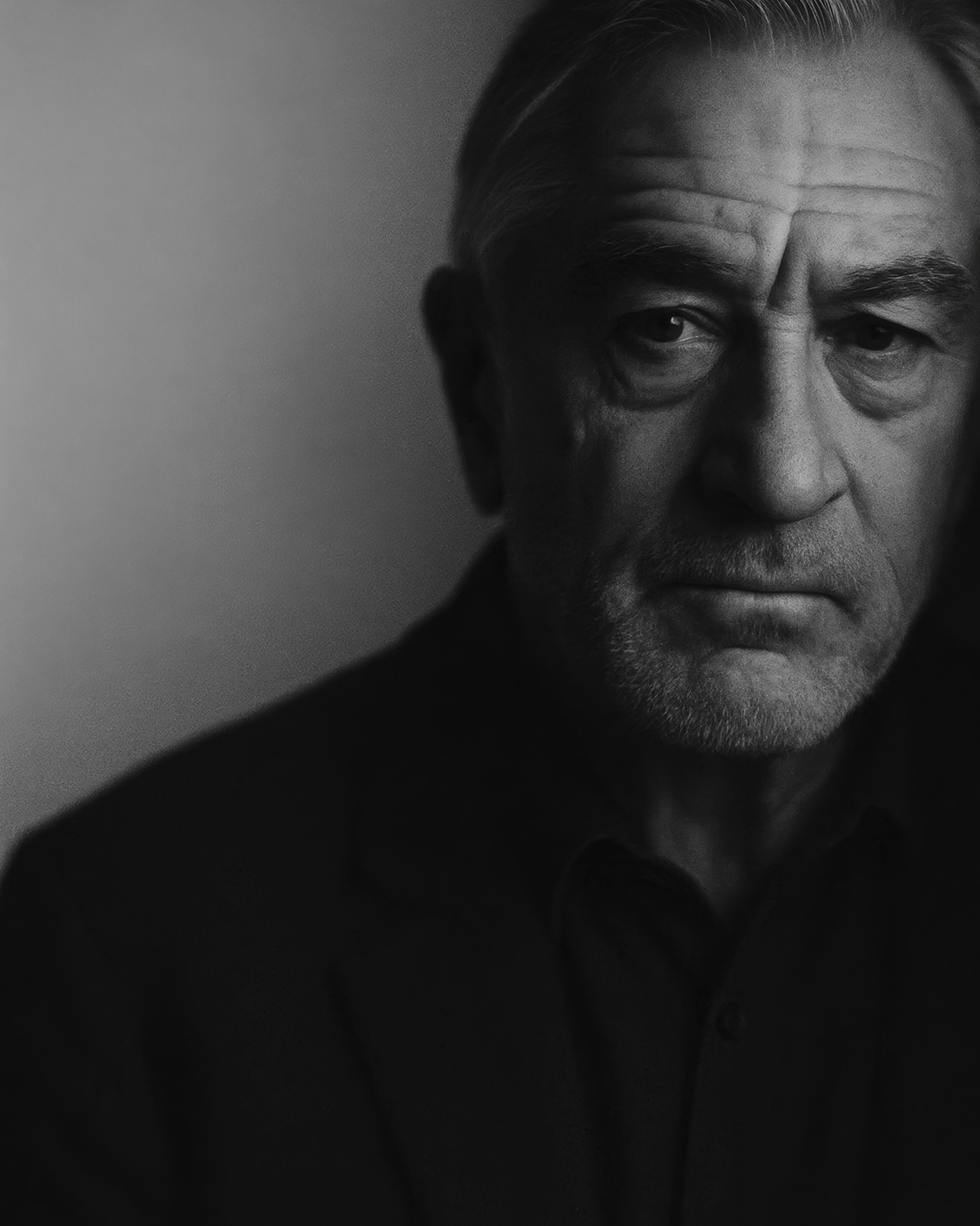 La Rage Tranquille — portrait noir et blanc, rides burinées et mâchoire serrée, intensité contenue, art mural premium