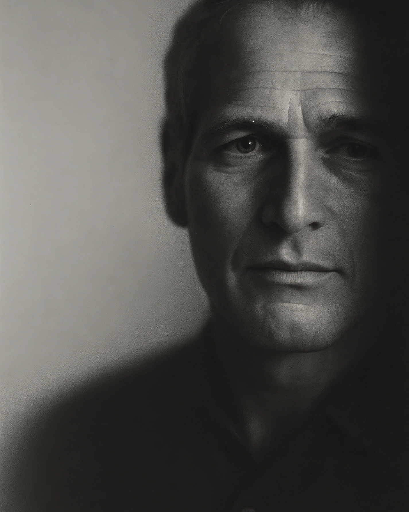 Le Charme Éternel — portrait noir et blanc charme classique, regard clair et élégance intemporelle, art mural premium