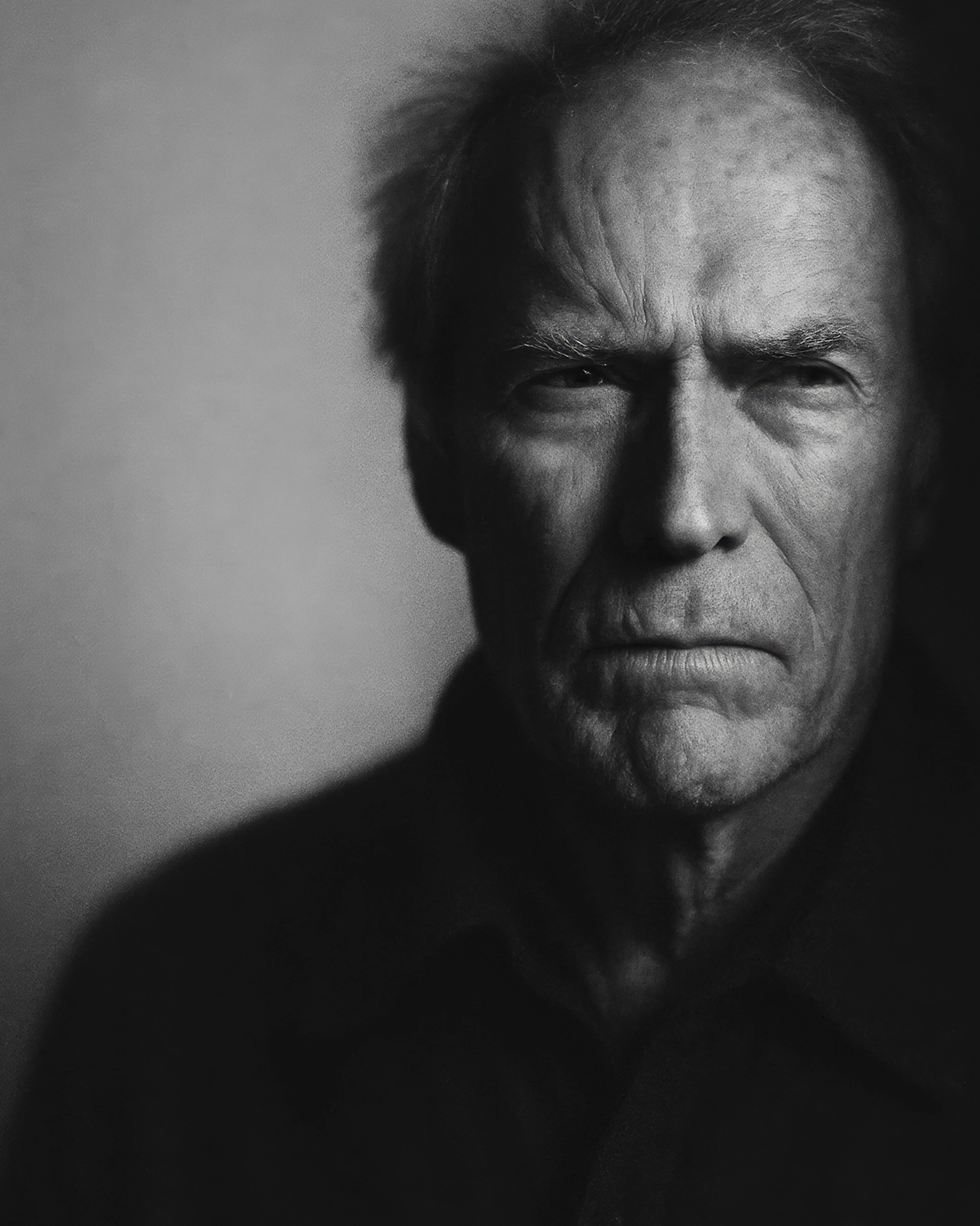 Le Justicier Solitaire — portrait noir et blanc western, regard plissé et mâchoire serrée, art mural premium