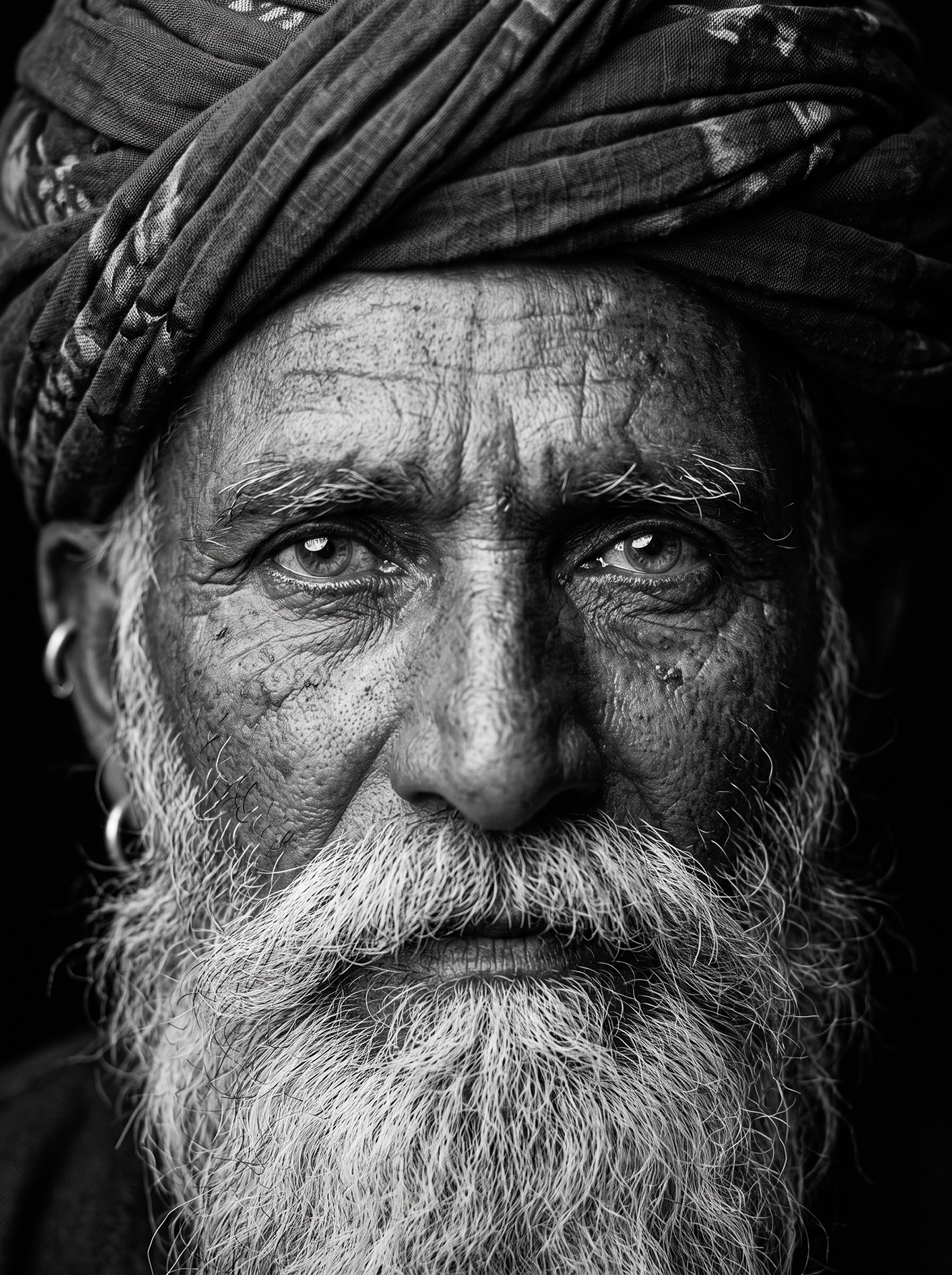 Le Sage du Rajasthan — visage monumental encadré d'un turban et d'une longue barbe blanche, noir et blanc, art mural premium