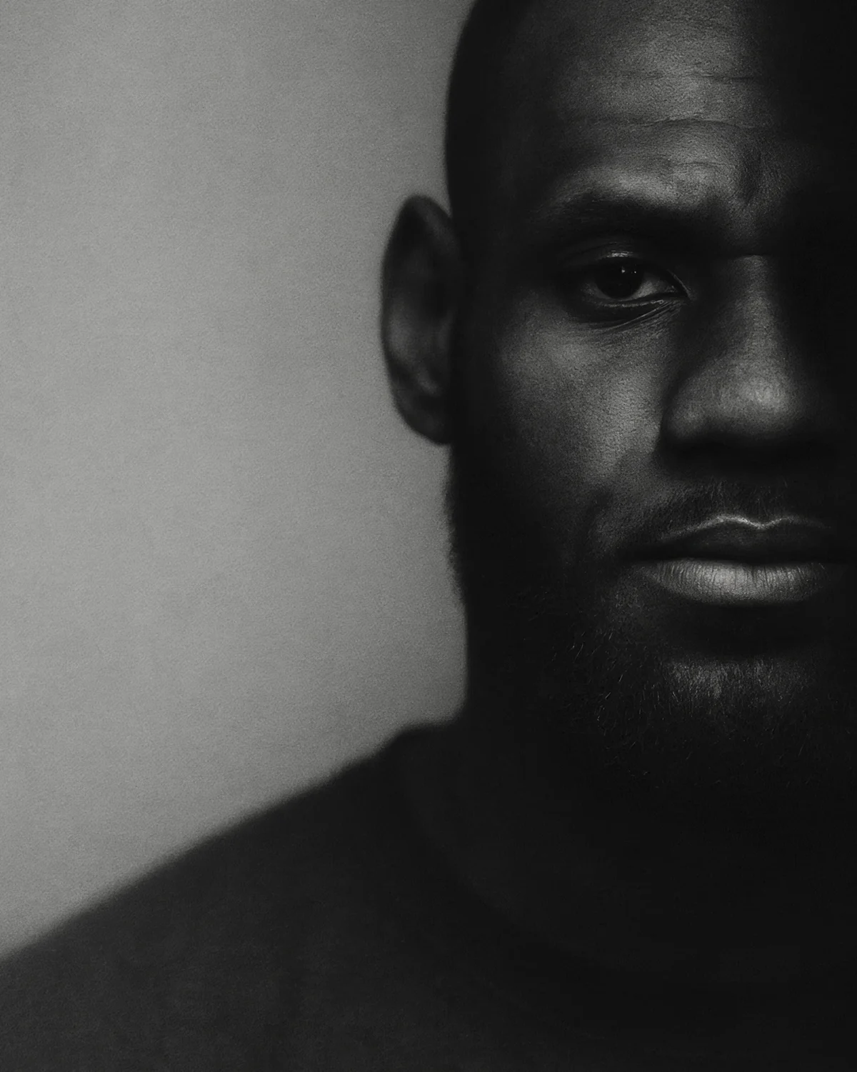 LeBron James Puissance — portrait noir et blanc, visage partiellement dans l'ombre, regard profond, icône du basketball, art mural premium