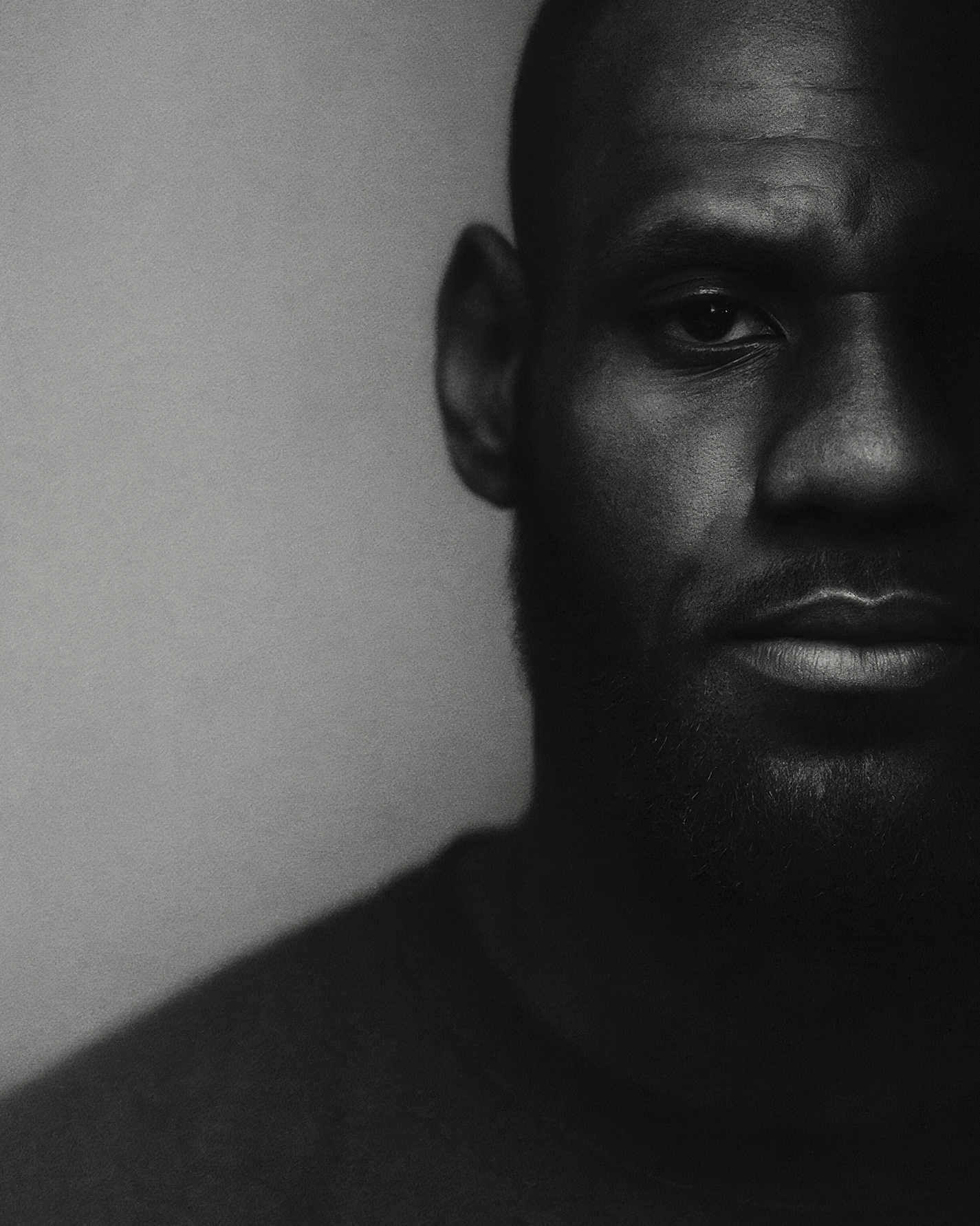LeBron James Puissance — portrait noir et blanc, visage partiellement dans l'ombre, regard profond, icône du basketball, art mural premium