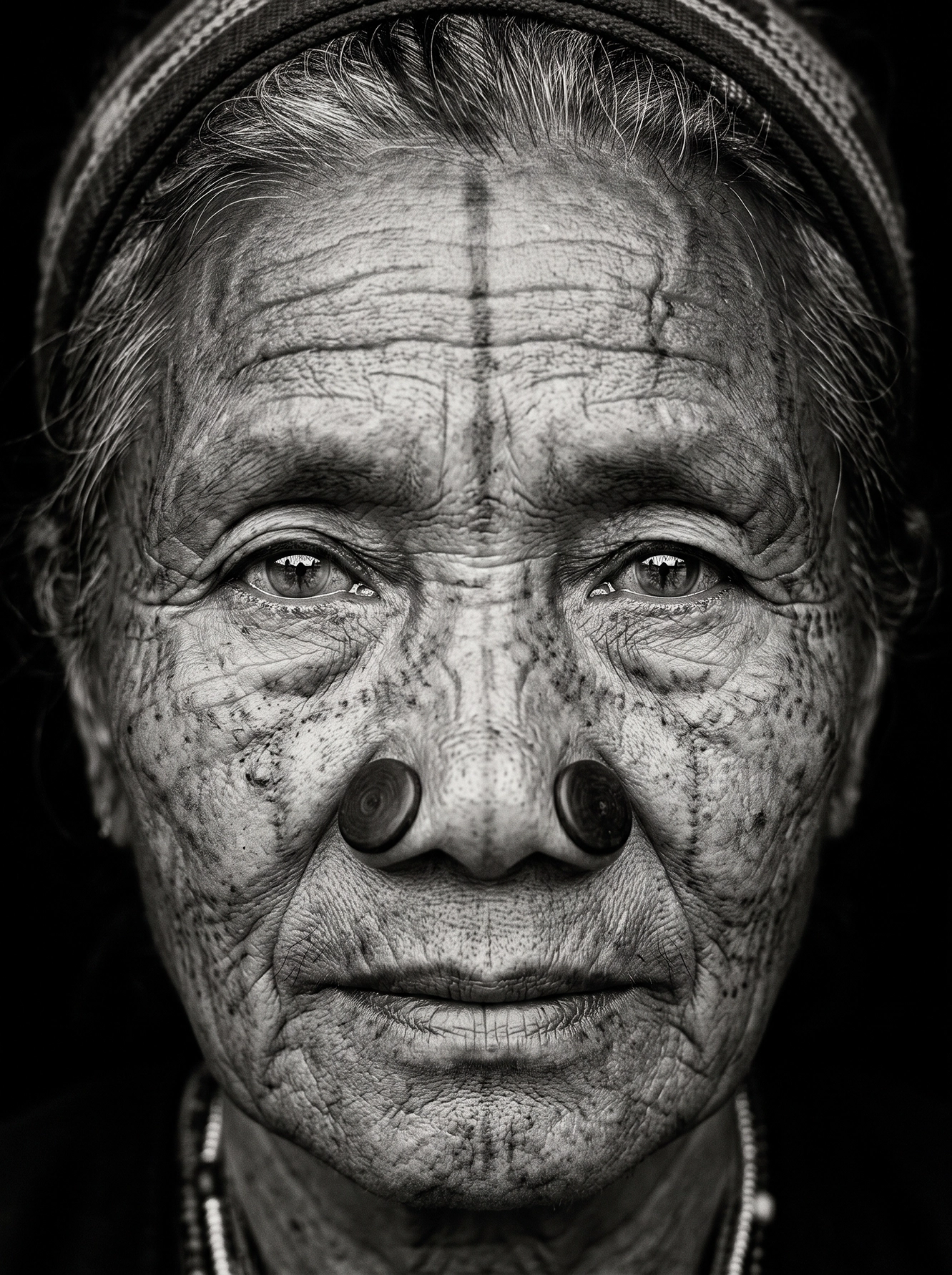 Les Marques du Temps — visage féminin sculpté par les années et signes identitaires, regard frontal, noir et blanc, art mural premium