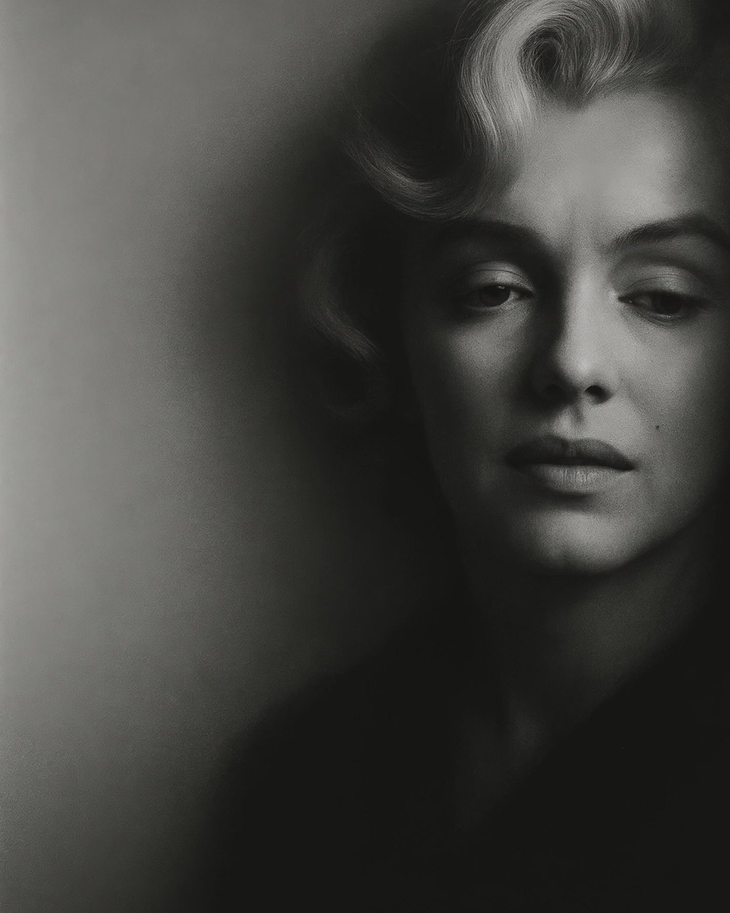 L'Icône Blonde — portrait noir et blanc glamour hollywoodien, ondulations dorées et regard baissé, art mural premium