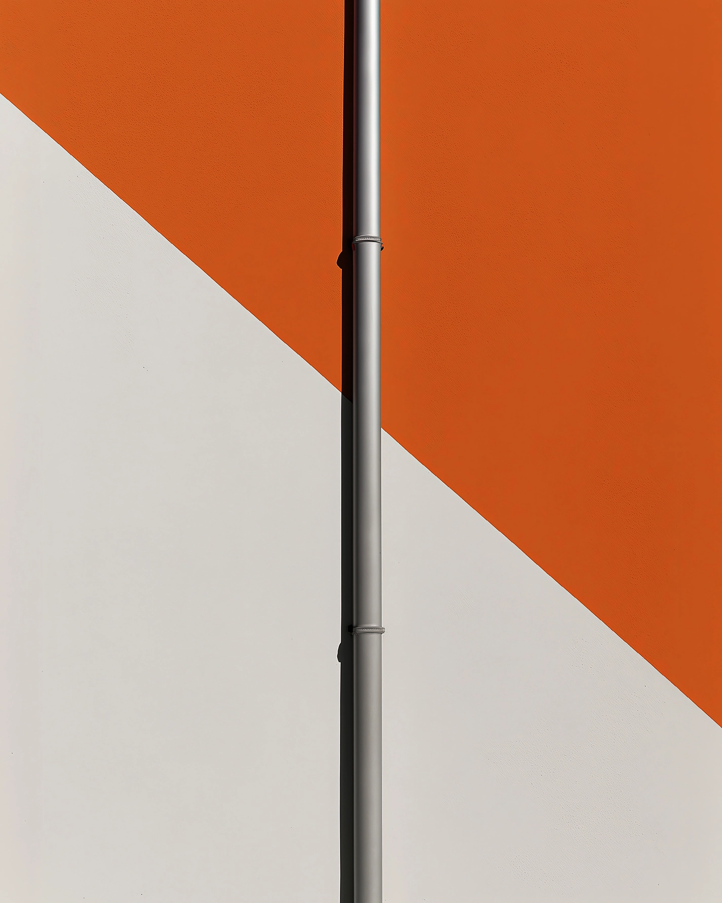 Ligne Verticale — descente d'eau en composition architecturale minimaliste aux diagonales colorées, art mural premium