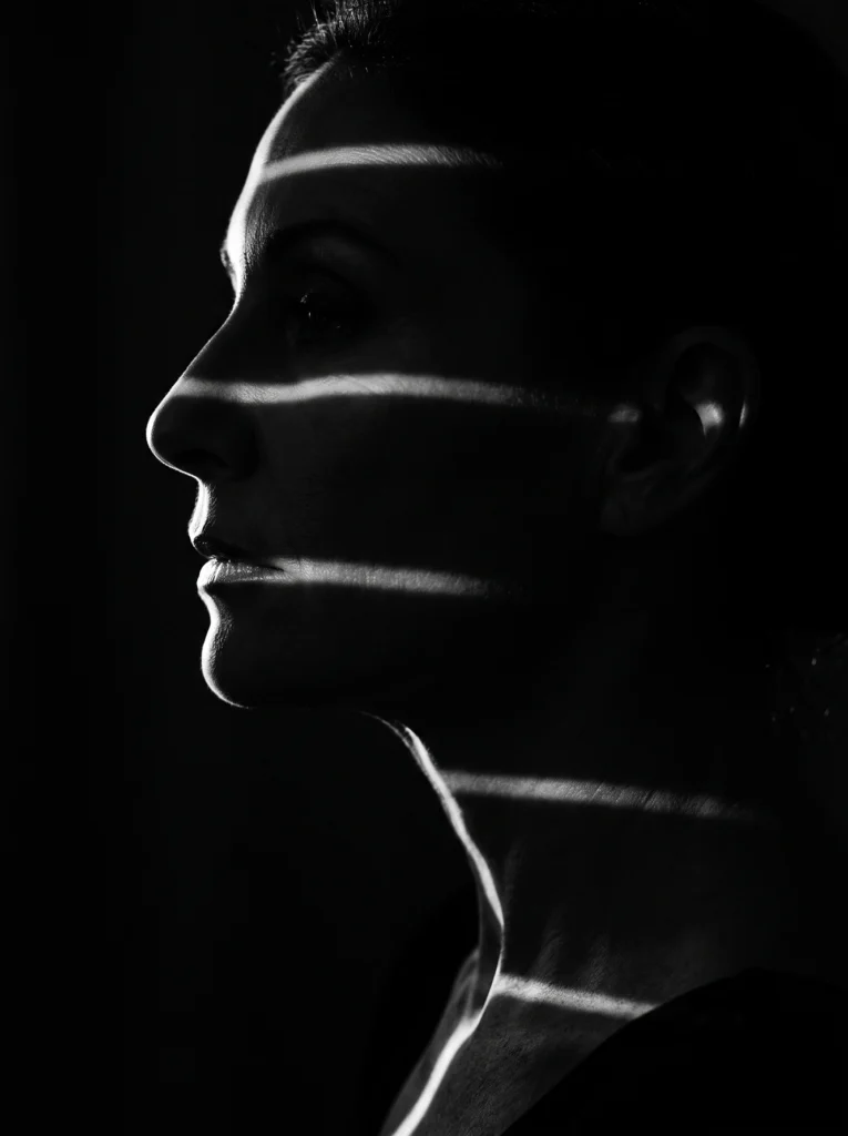Lignes de Lumière — Tableau Portrait Féminin Noir et Blanc