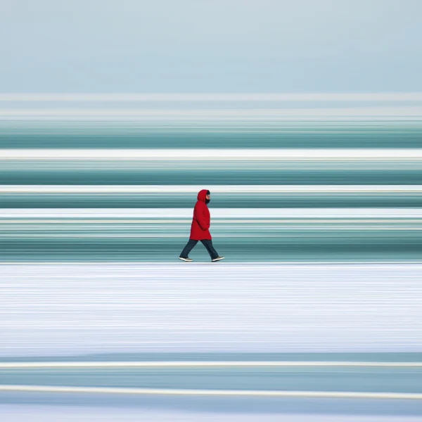 Lignes d'Horizon — Manteau Rouge, silhouette en manteau rouge sur horizon glacé de bandes turquoise et blanches, art mural premium