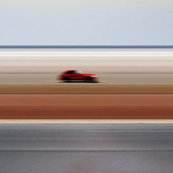 Lignes d'Horizon — La Voiture, véhicule rouge sur horizon de bandes terre cuite et gris asphalte, art mural premium