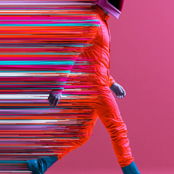 Tableau Marche Numérique — astronaute en combinaison orange et casque rose effet glitch