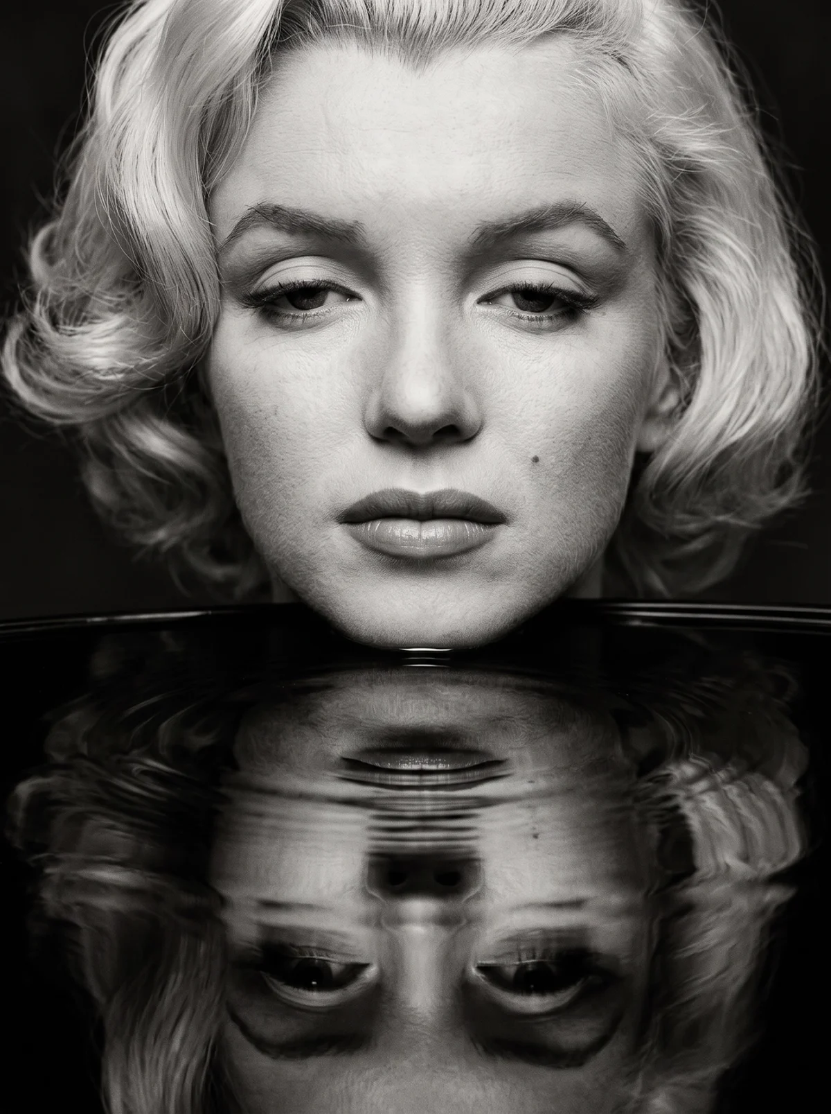 Marilyn Monroe — Reflet d'une Icône, portrait glamour confronté à son double inversé sur une surface liquide, noir et blanc, art mural premium