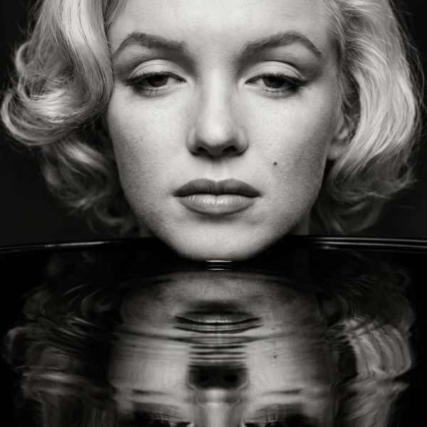 Marilyn Monroe — Reflet d'une Icône, portrait glamour confronté à son double inversé sur une surface liquide, noir et blanc, art mural premium