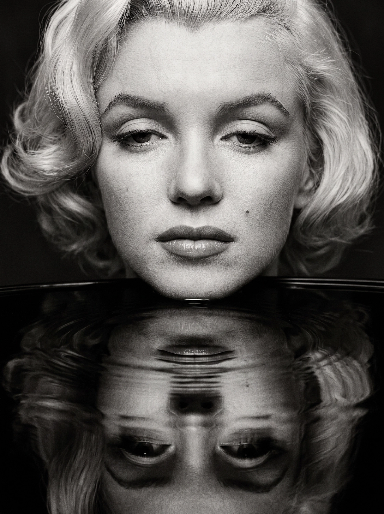 Marilyn Monroe — Reflet d'une Icône, portrait glamour confronté à son double inversé sur une surface liquide, noir et blanc, art mural premium