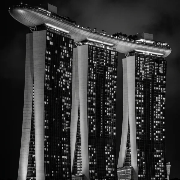 Marina Bay Sands Horizon — trois tours et plateforme de Marina Bay Sands à Singapour, photographie nocturne, noir et blanc, art mural premium