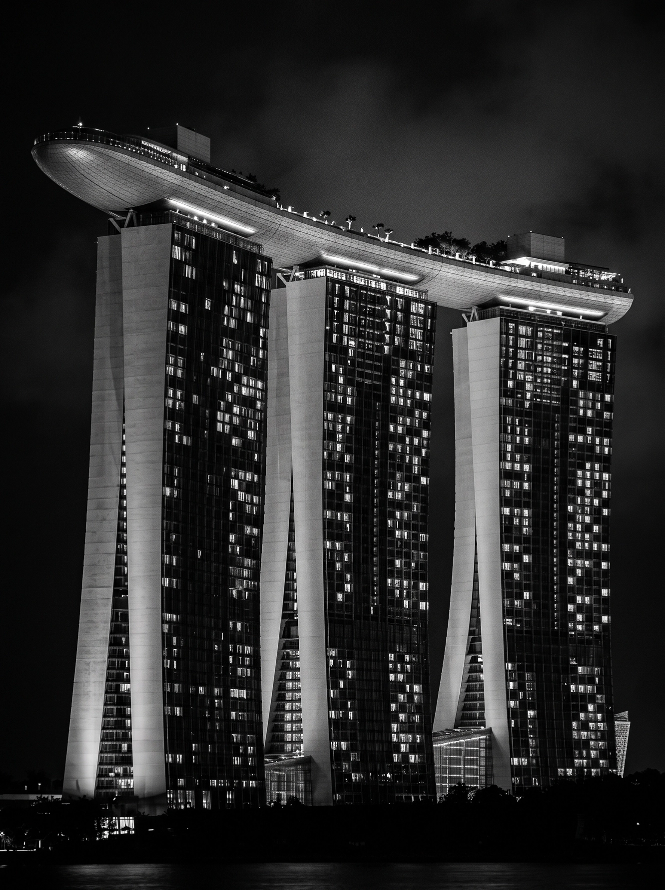 Marina Bay Sands Horizon — trois tours et plateforme de Marina Bay Sands à Singapour, photographie nocturne, noir et blanc, art mural premium