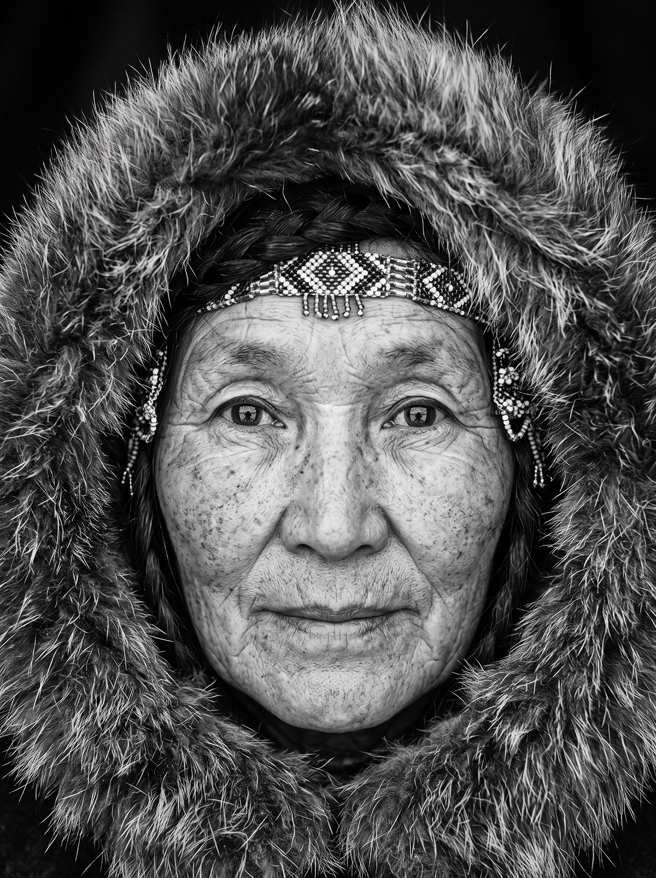 Mémoire du Grand Nord — visage de femme âgée dans une capuche de fourrure, portrait symétrique, noir et blanc, art mural premium