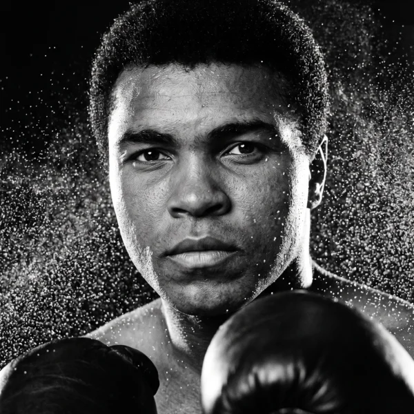 Mohamed Ali — Impact, portrait aux gants levés et particules suspendues, boxeur légendaire, noir et blanc, art mural premium