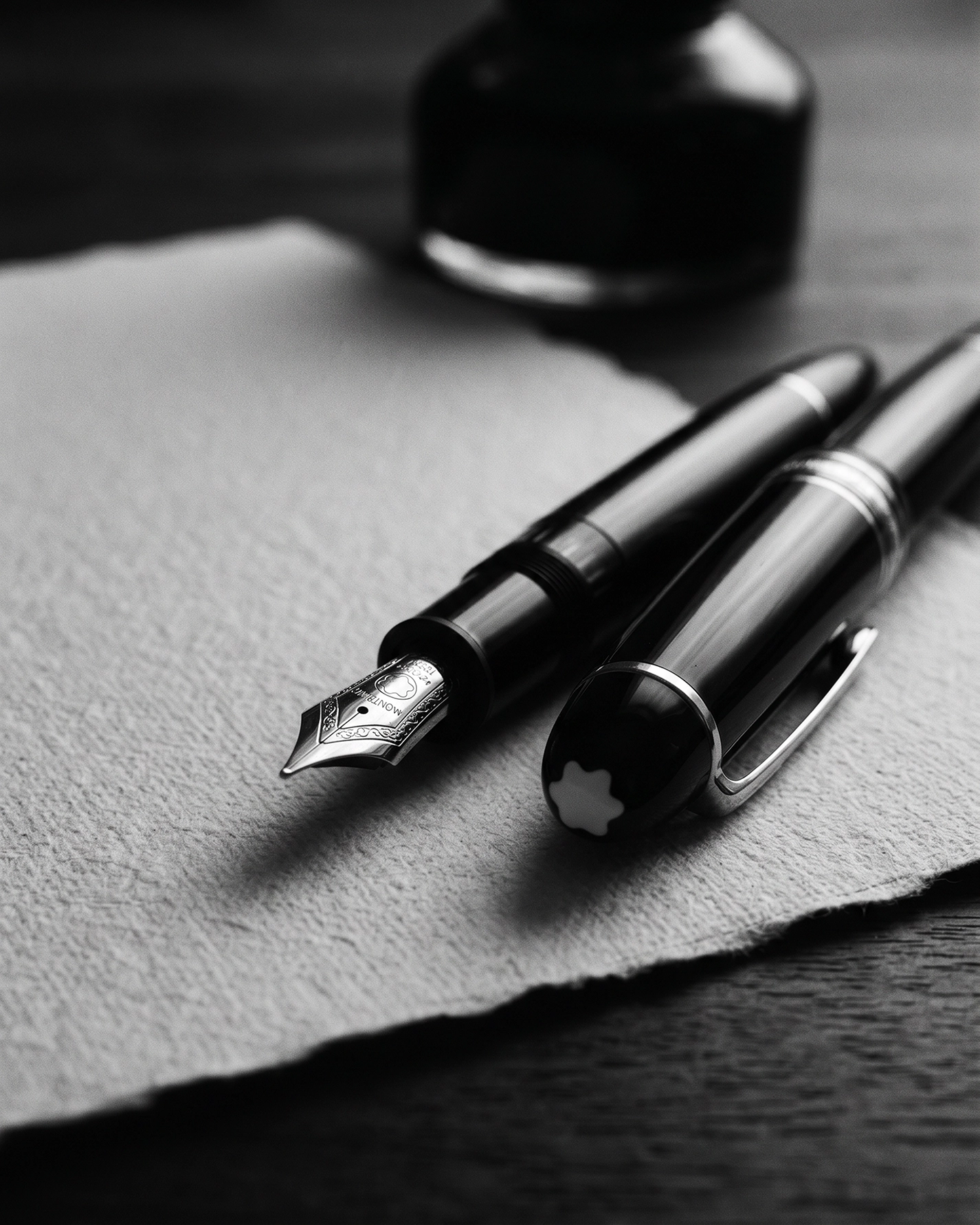 Montblanc Meisterstück Héritage — stylo emblématique en résine noire et plume ouvragée, nature morte noir et blanc, art mural premium