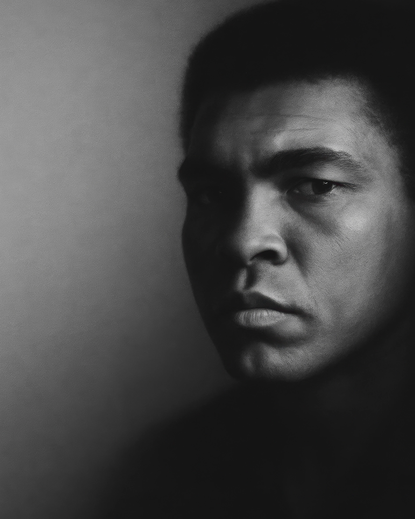 Muhammad Ali Légende — portrait noir et blanc, visage émergeant de l'ombre, regard déterminé, boxeur légendaire, art mural premium