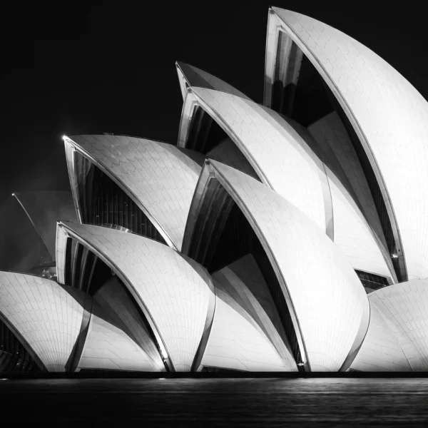 Opéra de Sydney Voiles — coques blanches de l'Opéra de Sydney en composition graphique, ciel noir, noir et blanc, art mural premium