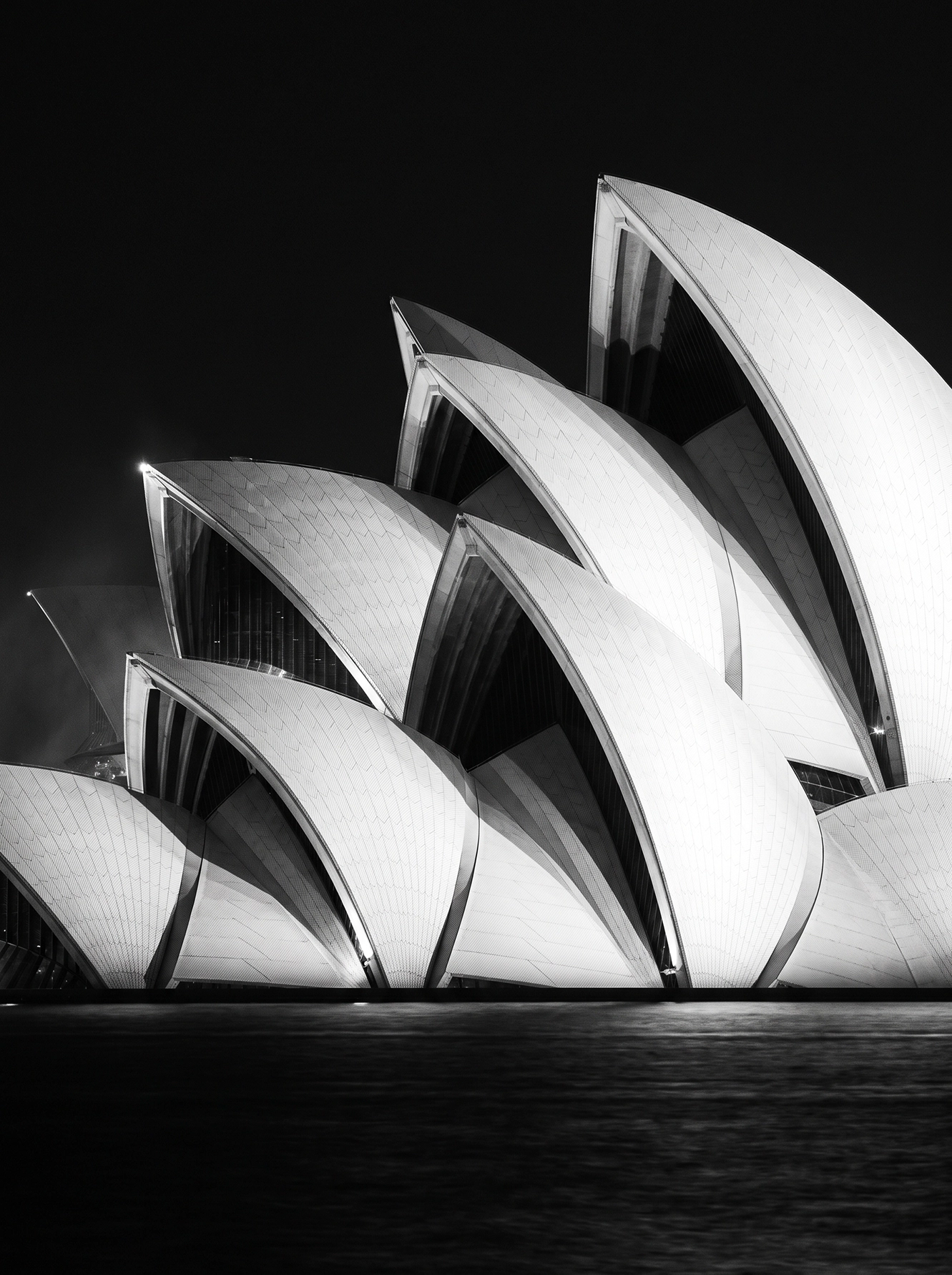 Opéra de Sydney Voiles — coques blanches de l'Opéra de Sydney en composition graphique, ciel noir, noir et blanc, art mural premium