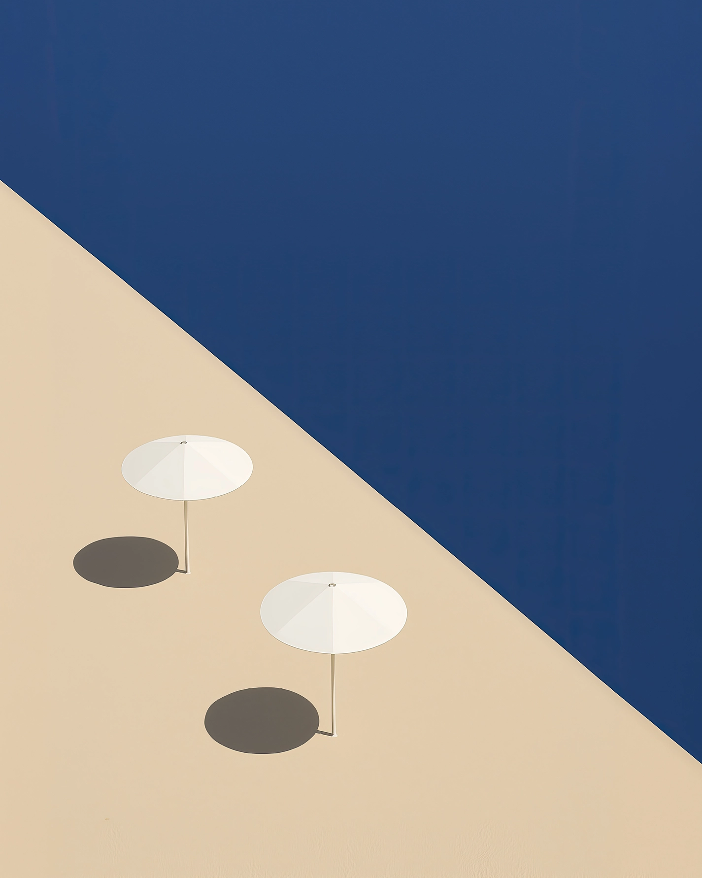 Parasols d'Azur — architecture moderne et grands aplats de couleur en photographie minimaliste, art mural premium