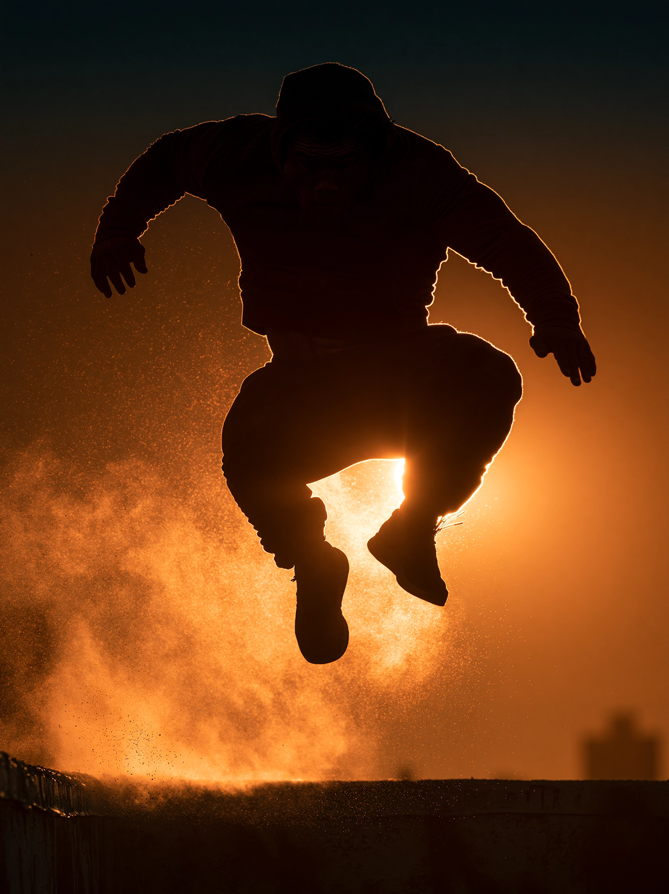 Parkour — silhouette athlétique en plein vol au-dessus d'un toit urbain, coucher de soleil orangé, art mural premium