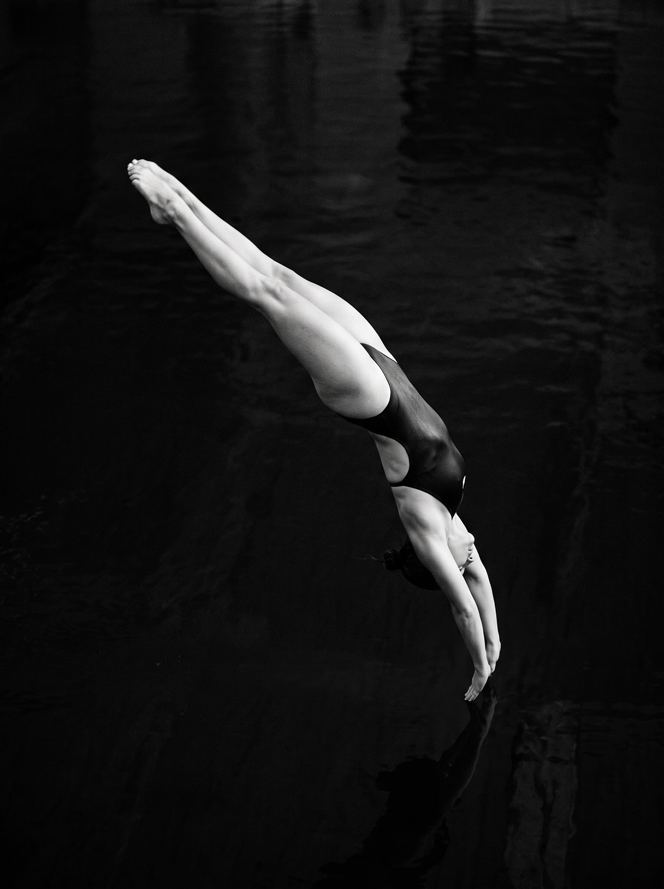 Plongée — athlète au moment précédant l'entrée dans l'eau, corps aligné, photographie minimaliste noir et blanc, art mural premium