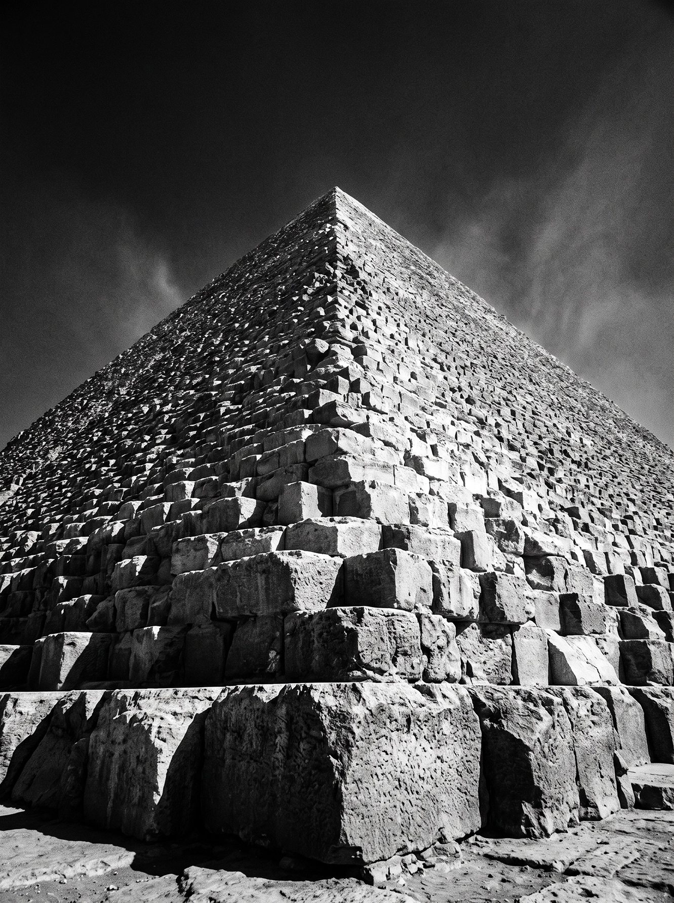 Pyramide de Gizeh Éternelle — pyramide de Gizeh en contre-plongée, blocs de pierre et ciel dramatique, noir et blanc, art mural premium