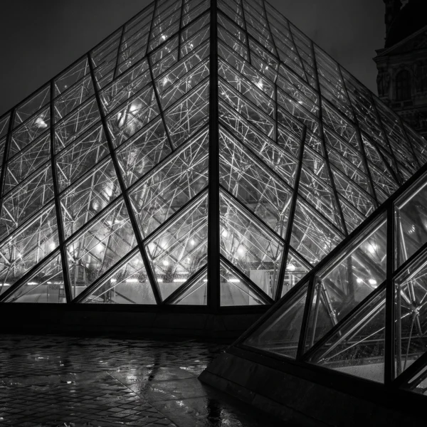 Pyramide du Louvre Lumière — pyramide de verre du Louvre de nuit, structures métalliques et reflets, noir et blanc, art mural premium