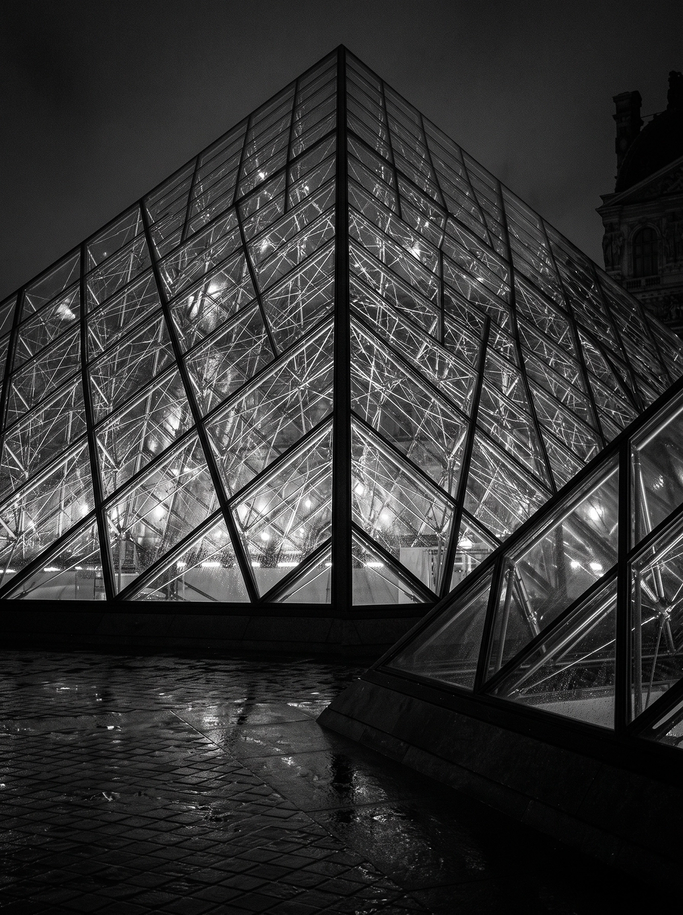 Pyramide du Louvre Lumière — pyramide de verre du Louvre de nuit, structures métalliques et reflets, noir et blanc, art mural premium