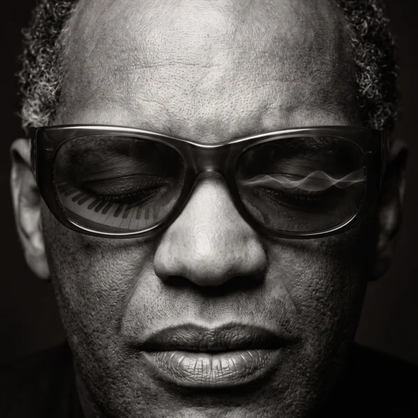 Ray Charles — Piano Intérieur, portrait frontal avec des touches de piano reflétées dans les lunettes, noir et blanc, art mural premium