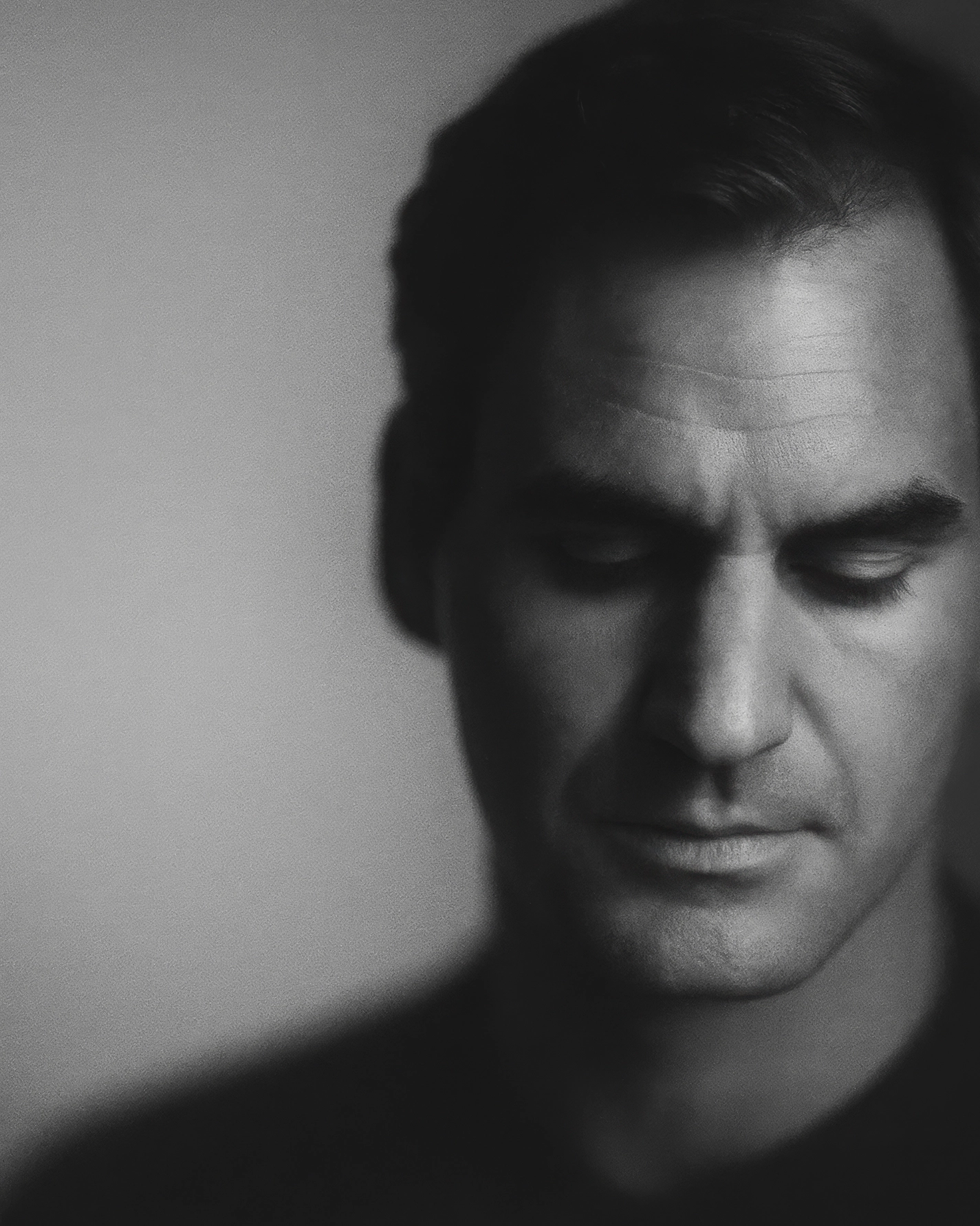 Roger Federer Élégance — portrait noir et blanc, yeux baissés et lumière douce, champion de tennis, art mural premium