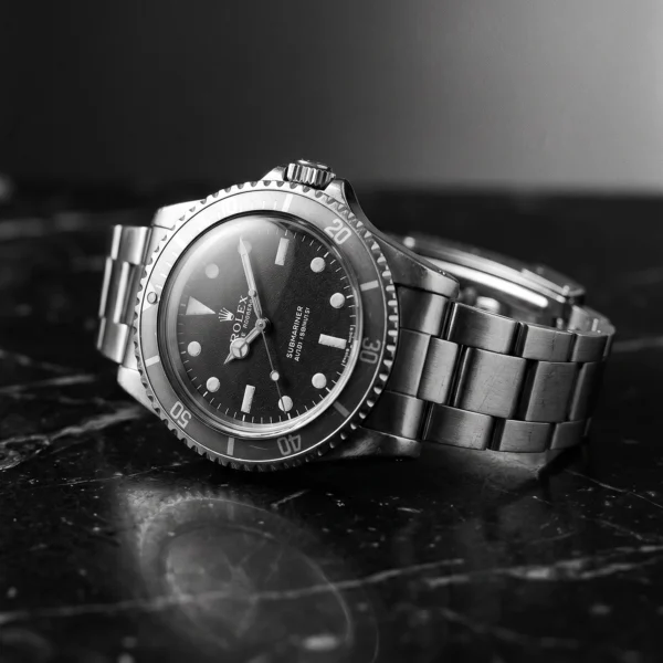 Rolex Submariner Temps — montre iconique en acier sur marbre noir, nature morte noir et blanc, art mural premium