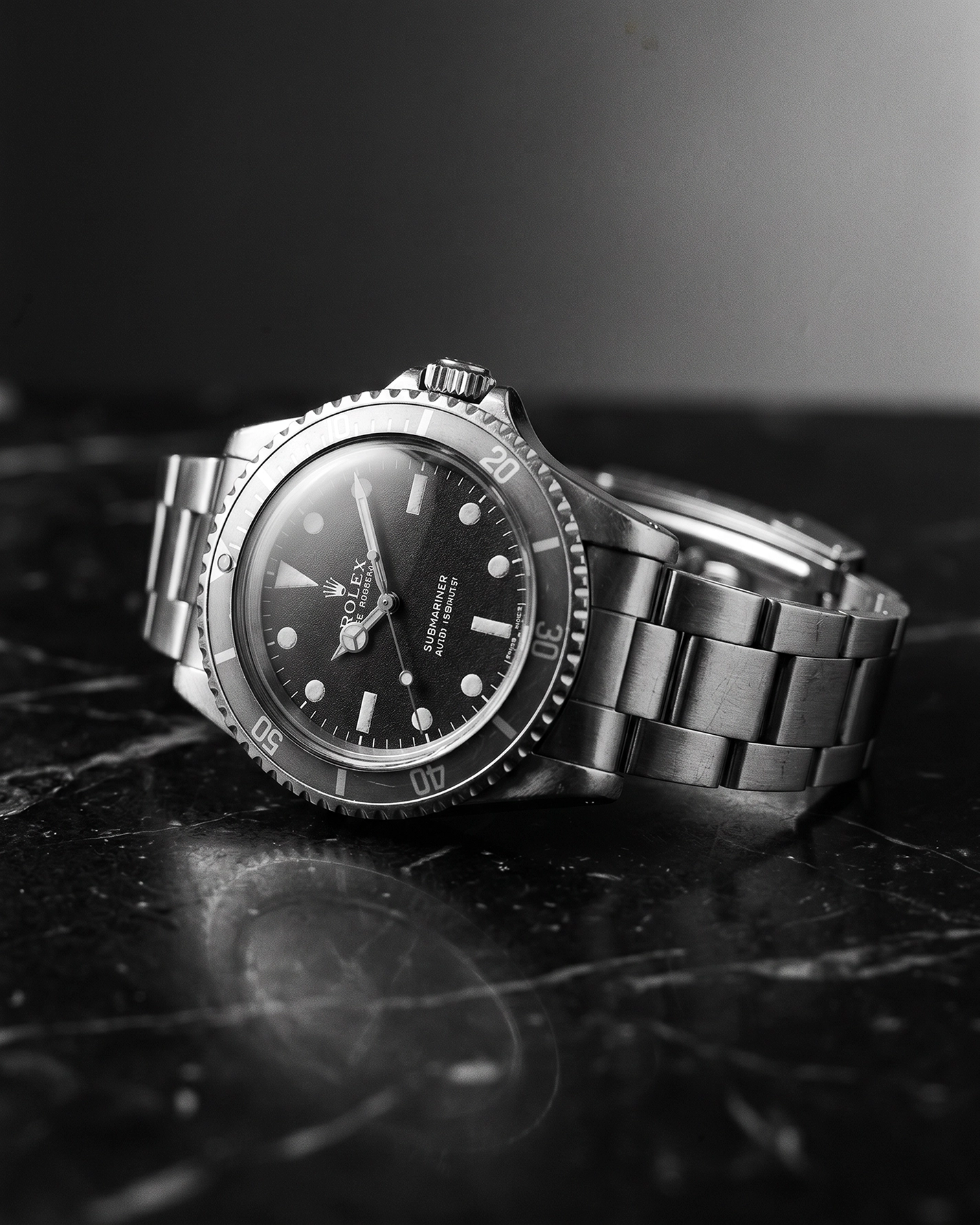 Rolex Submariner Temps — montre iconique en acier sur marbre noir, nature morte noir et blanc, art mural premium