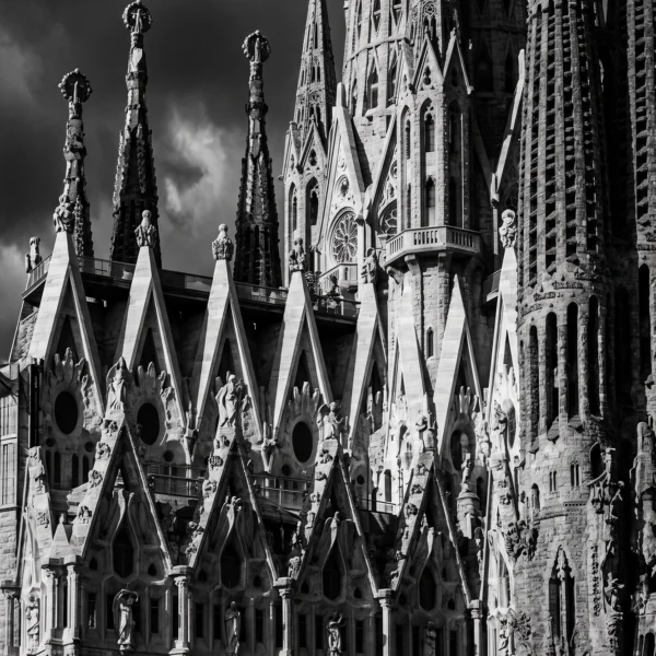 Sagrada Família Verticale — tours et pinacles sculptés de la basilique barcelonaise, noir et blanc, art mural premium