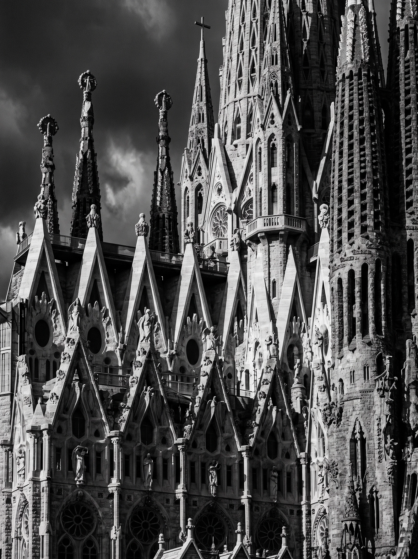 Sagrada Família Verticale — tours et pinacles sculptés de la basilique barcelonaise, noir et blanc, art mural premium