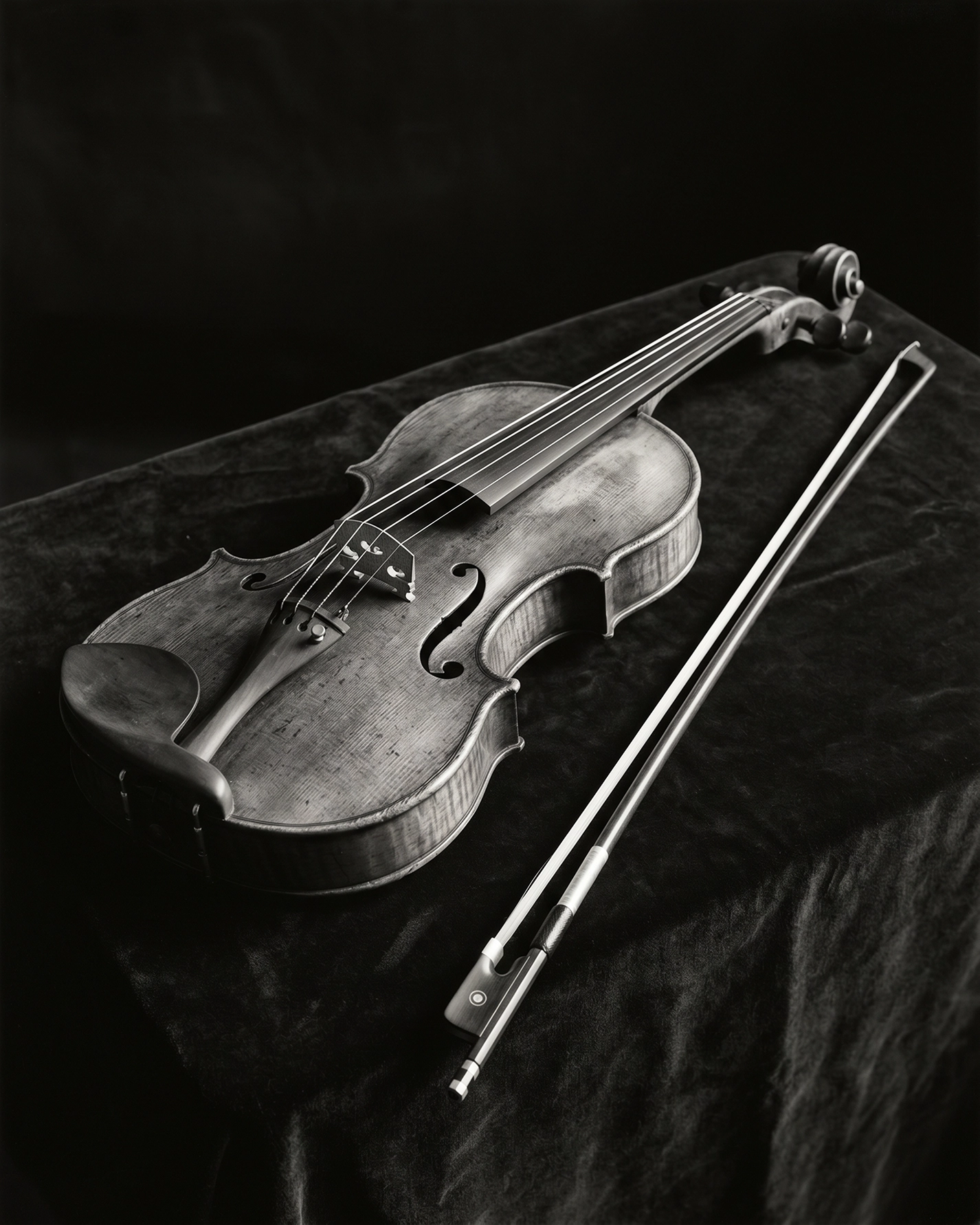 Stradivarius Éternel — violon ancien sur velours sombre, bois patiné et cordes, photographie noir et blanc, art mural premium