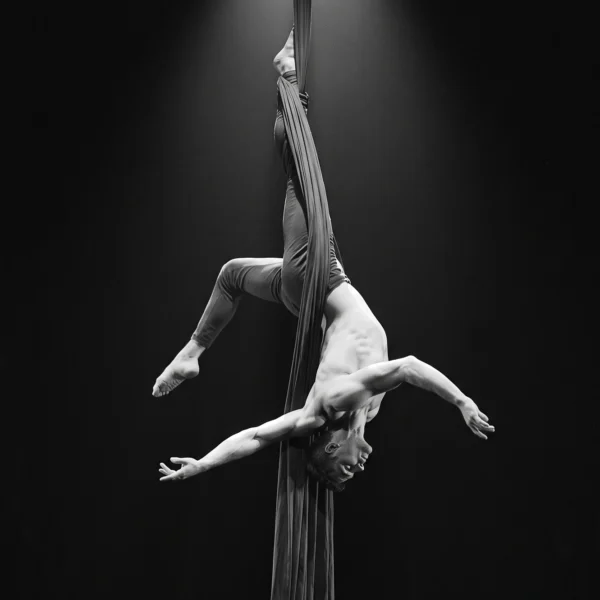 Suspension — acrobate suspendu tête en bas dans un tissu aérien, photographie minimaliste noir et blanc, art mural premium